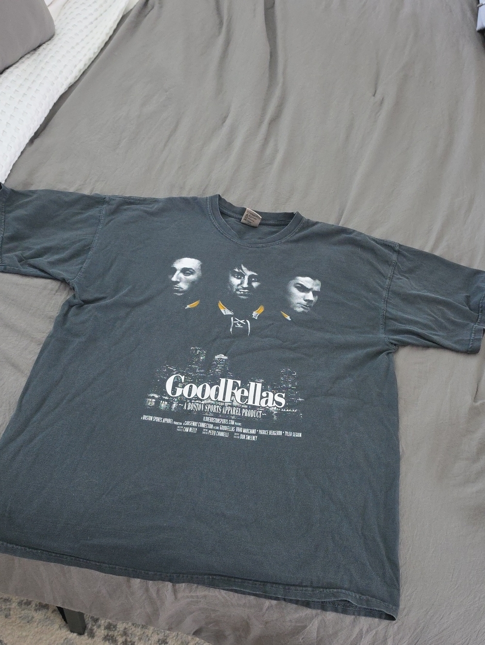 BOSTON BRUINS HOCKEY / GoodFellas Graphic Tee - Men's Crewneck Shirt